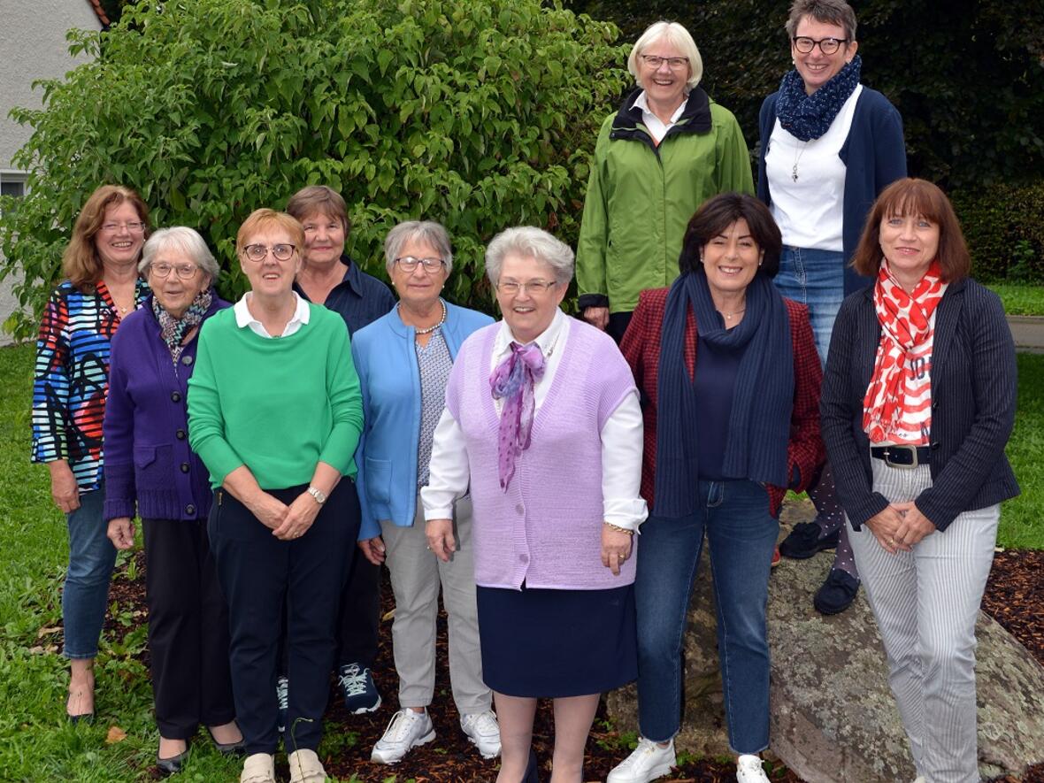 von links – erste Reihe: Hildegard Schütz, Rosa Neumaier, Alberta Nagenrauft, Brigitte Stork, Helga Fessler, Annemari Merk, Josefine Baier, Ulrike Schoblocher zweite Reihe: Gabriele Schindele, geistl. Beirätin Regina Weindl